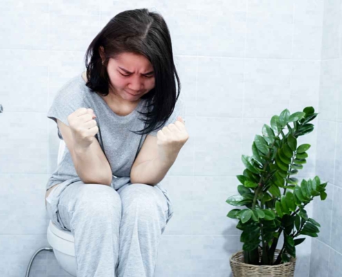 Dor ao evacuar na menstruação: quando pode ser sinal de endometriose?